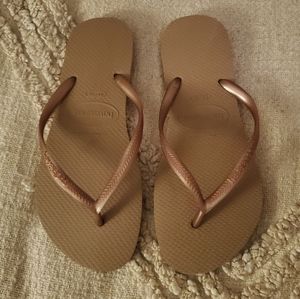 Havaianas slim flip flops in rose gold